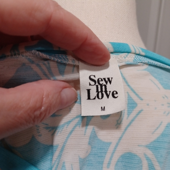 NWOT-Beautiful Top - Picture 3 of 4